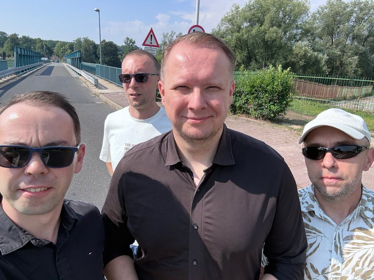 Pacholik_K's tweet photo. JAK WYGLĄDA SYTUACJA NA GRANICY POLSKO-NIEMIECKIEJ?

Wczoraj razem z @K_Kaminski_, @Marek1814 i Emilem Wojciechowskim udaliśmy się na zachodnią granicę, żeby sprawdzić, jak wyglądają tymczasowe kontrole wprowadzone przez rząd. 

Odwiedziliśmy trzy przejścia graniczne w powiecie żarskim: Przewóz, Łęknica (obwodnica) i Łęknicę (przejście w mieście).

Jaki są nasze obserwacje? Po stronie niemieckiej kontrole były prowadzone. A jak wygląda sytuacja po naszej stronie?
⛔️w Przewozie nie zaobserwowaliśmy prowadzenia kontroli ani stałego posterunku,
⛔️ na obwodnicy Łęknicy również nie było prowadzonych kontroli,
✅ jedyny posterunek, jaki zastaliśmy, znajdował się na przejściu w Łęknicy w mieście.

Obowiązujące rozporządzenie szefa MSWiA, ministra Kierwińskiego przewiduje prowadzenie tymczasowych kontroli granicznych do października 2026 r. Czyli teoria odbiega mocno od praktyki. 

Od wielu dni otrzymujemy wiadomości i telefony od zaniepokojonych mieszkańców, szczególnie powiatów przygranicznych naszego regionu. Będziemy nadal monitorować, jak w praktyce wygląda sytuacja na zachodniej granicy, i informować o naszych ustaleniach. Bezpieczeństwo Polaków wymaga realnych działań, a nie wyłącznie deklaracji.

Szczelne granice to bezpieczne ulice!