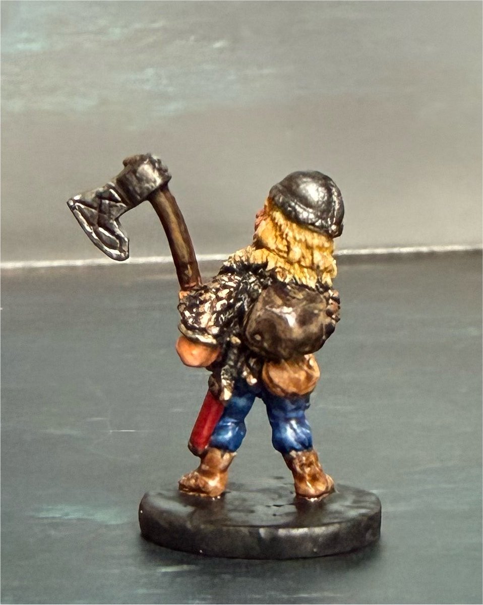 r6RZ3HJv1DiGhlQ's tweet photo. grenadier／Dwarf Veteran完成です。
Dungeon Raidersというボックスセットの中の1体です。
自分のラインナップは亜人種が少なかったのでドワーフがやっと二人になりました。
イメージはダンジョンマスターのスタムです。

「スタムって…ダンジョンマスターかい、スレッガーさん？…古い！古いよ！」 https://t.co/FvqGeiKU1V