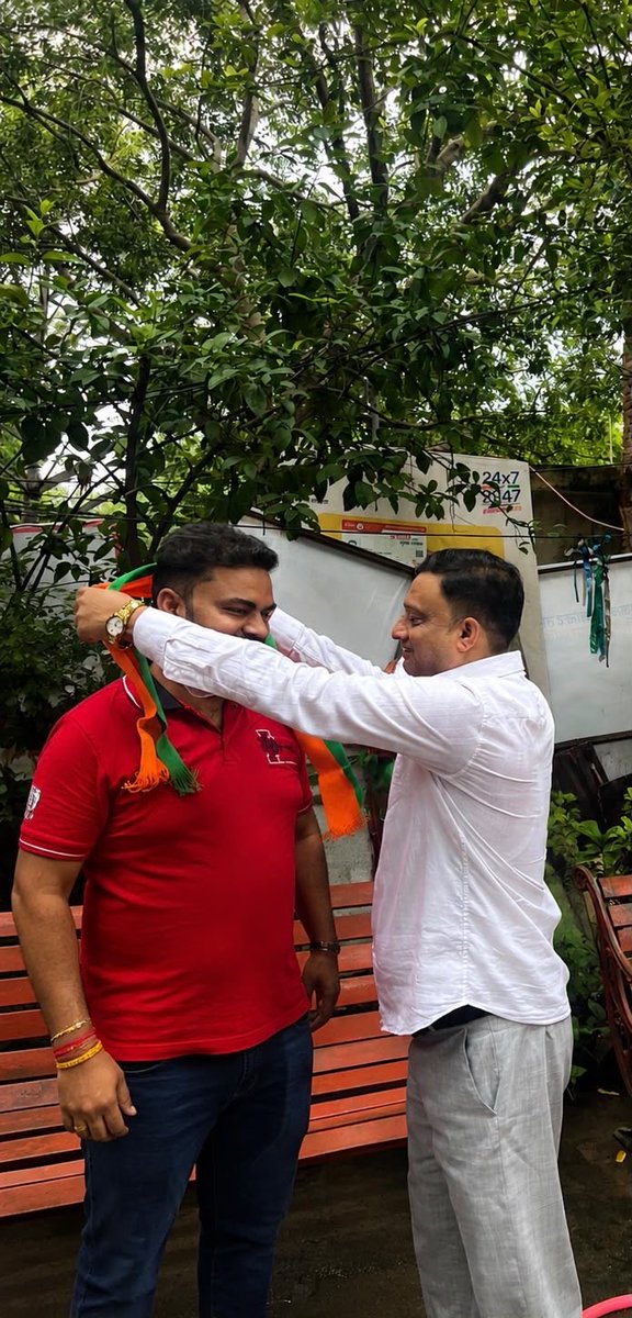 DILIPDEVETWAL's tweet photo. बी-ब्लॉक RWA के अध्यक्ष एवं मेरे मित्र श्री Vikram Chauhan  जी के सौजन्य से बी-ब्लॉक स्थित शिव साईं मंदिर में पवनपुत्र श्री हनुमान जी की पावन मूर्ति स्थापना कार्यक्रम में सम्मिलित होकर इस पुण्य एवं आध्यात्मिक कार्य का सहभागी बनने का सौभाग्य प्राप्त हुआ।
#JaiShriRam #JaiHanuman https://t.co/GGlUL5Hio2