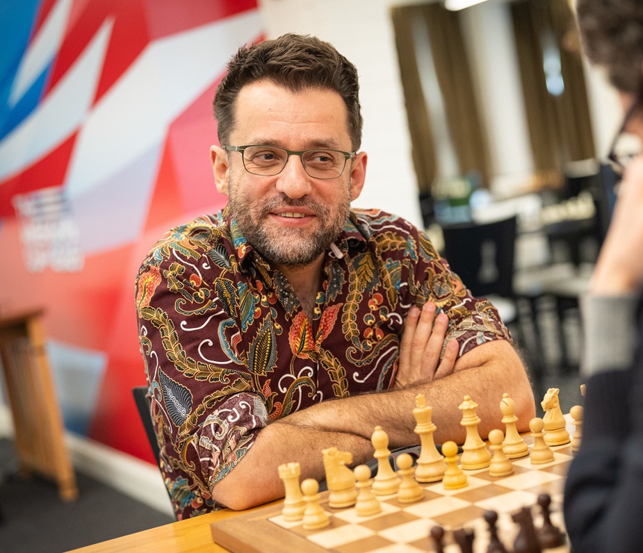 EuropeEchecs's tweet photo. « Tout ce qui viendra désormais sera du bonus. »

À 43 ans, Levon Aronian ne joue plus pour prouver quoi que ce soit. Il veut simplement profiter des échecs et savourer chaque nouvelle victoire !

💬 « Il y a longtemps, j’ai eu une conversation avec Boris Gelfand. Il était un peu déprimé et m’a dit : “Je ne sais plus quel objectif poursuivre ni pourquoi je joue.”

Je lui ai répondu : “Boris, tu as accompli une carrière échiquéenne extraordinaire. Chacune de tes victoires sera désormais un bonus. Tu n’as pas besoin de te focaliser sur la victoire et tu ne dois rien à personne. Joue, tout simplement, et prends du plaisir.”

C’est ainsi que j’aborde les choses aujourd’hui. J’ai donné ce conseil à mon ami il y a longtemps et c’est désormais le même conseil que je m’adresse à moi-même. »

📸 Lennart Ootes
📝 Grand Chess Tour