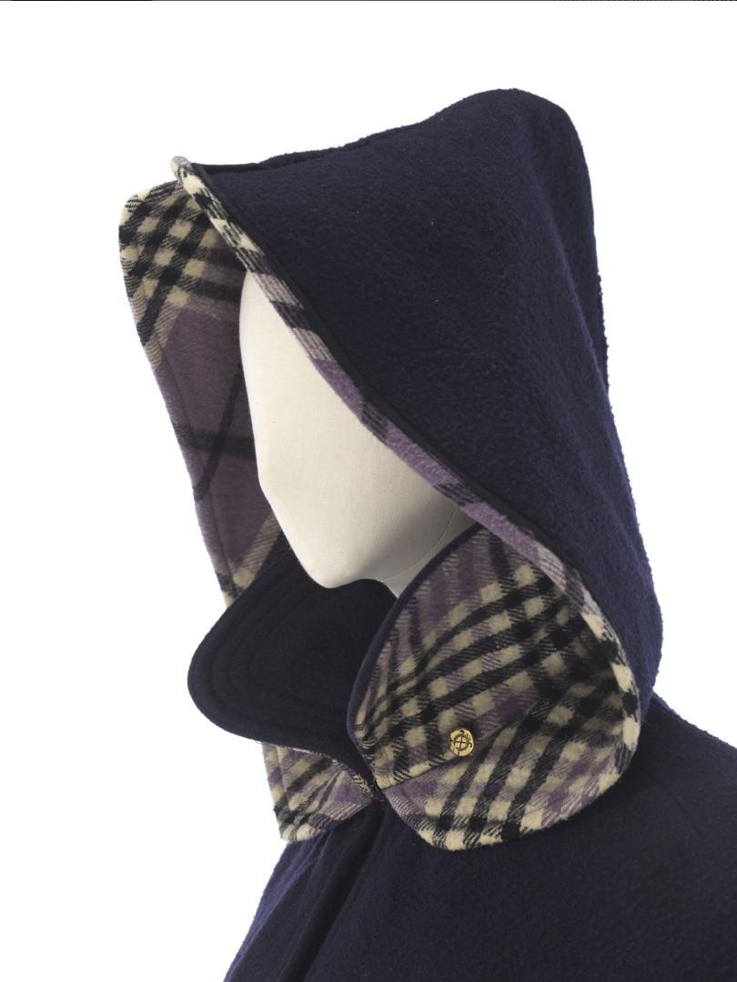 plummie9's tweet photo. French

Sweet Hooded Golfing Cape, 1898-1900

Double-sided wool, wool Scottish tartan,.
Button engraved wth a golf club, golf ball &amp; laurel wreath. It has a Medici collar and a little pocket for a golf ball. Possibly 🙃

@PalaisGalliera 
#FashionHistory https://t.co/Dbcesn96KP