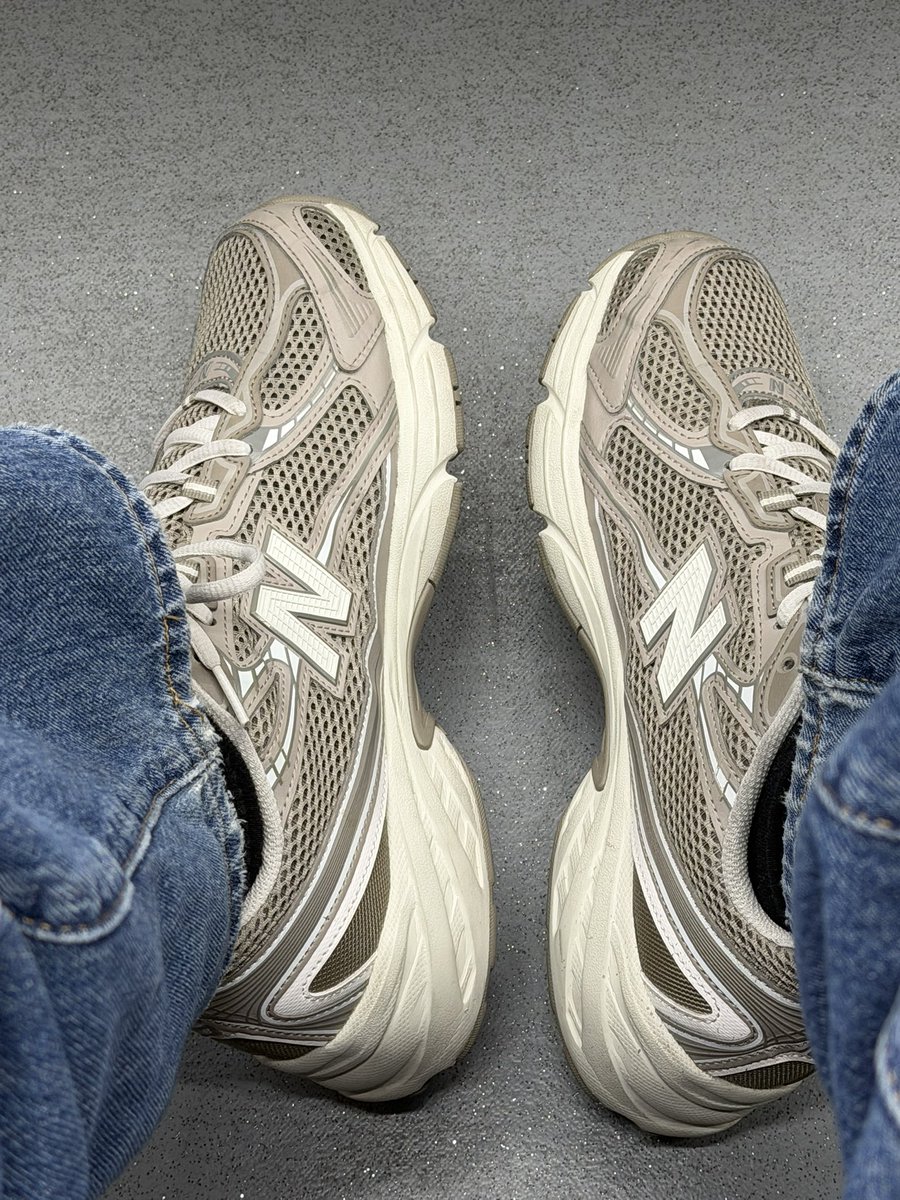iwalysmh's tweet photo. Sepatu yang paling enak buat dipake daily commuting ke kantor menurut gue : new balance!! https://t.co/GmxQWInlF6