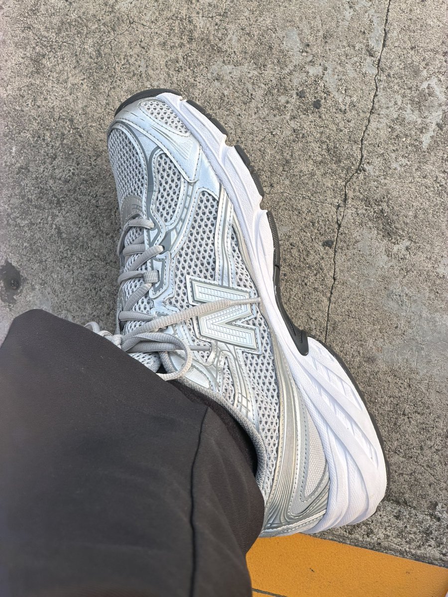 iwalysmh's tweet photo. Sepatu yang paling enak buat dipake daily commuting ke kantor menurut gue : new balance!! https://t.co/GmxQWInlF6