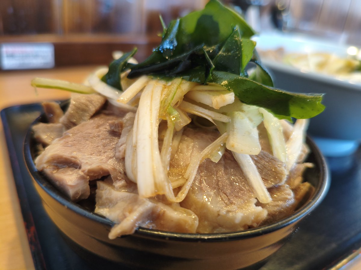 C41M42's tweet photo. 本日の麺活🍜

ラーメンチョップ ヤミー
セロリチャーシューの塩

ウッキウキで八重田へ車を走らせる🚗💨
祭り期間で県外ナンバー・わナンバー多め、気をつけながら向かう訳よ

エレガントに入店✨

昨夜から決めてた一品を注文！
これまたライスがめちゃくちゃ捗るスープ！！

💥💥💥ハイパーセルフ丼タイム炸裂💥💥💥

ライスに2周させてもまだホロホロチャーシューが残ってる〜😍
店主さんに「毎日ラーメン食って大丈夫？」って心配されてもうた😇

でもね、
食いたいラーメンがここにはある、ここにはあるんだよ！！（前田日明）
旨し糧┏○)) ｱｻﾞ━━━━━━━━ｽ！
ごっつぁん！
#ラーメンチョップヤミー
#ラーメン
#ちょむ
#毎日がラーメン
#青森ラーメン