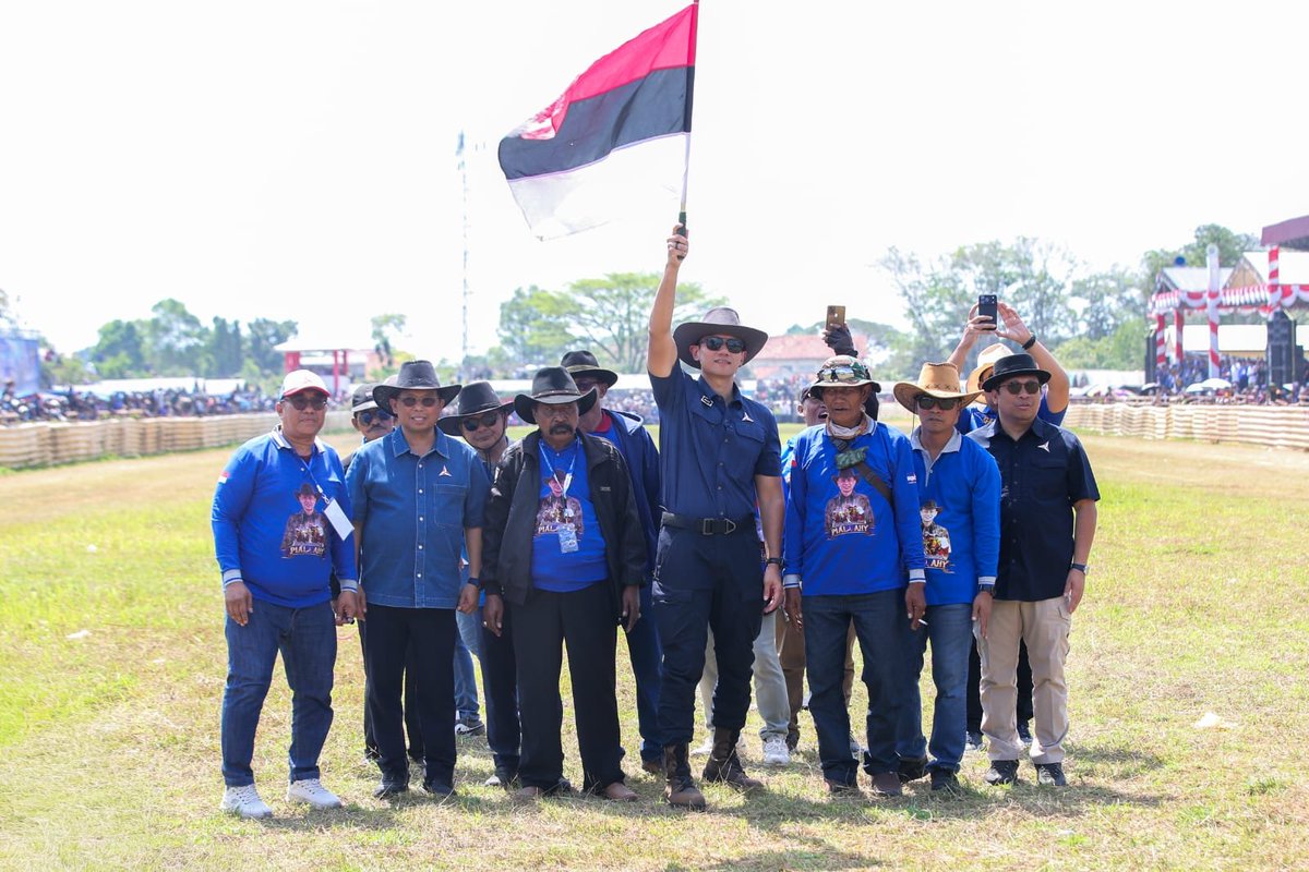 PDemokrat's tweet photo. Gelar Lomba Karapan Sapi Jelang HUT ke-25 Demokrat, AHY: Kekayaan Budaya Nusantara Harus Dijaga dan Diwariskan

BANGKALAN – Ketua Umum Partai Demokrat Agus Harimurti Yudhoyono (AHY) membuka Lomba Karapan Sapi Piala AHY di Stadion Karapan Sapi Bangkalan, Jawa Timur, Minggu (2/8/2026). Kegiatan yang digelar menjelang Hari Ulang Tahun (HUT) ke-25 Partai Demokrat tersebut menjadi wujud komitmen untuk melestarikan budaya Nusantara sekaligus memperkuat persatuan, menggerakkan ekonomi masyarakat, dan mendorong pengembangan pariwisata daerah.