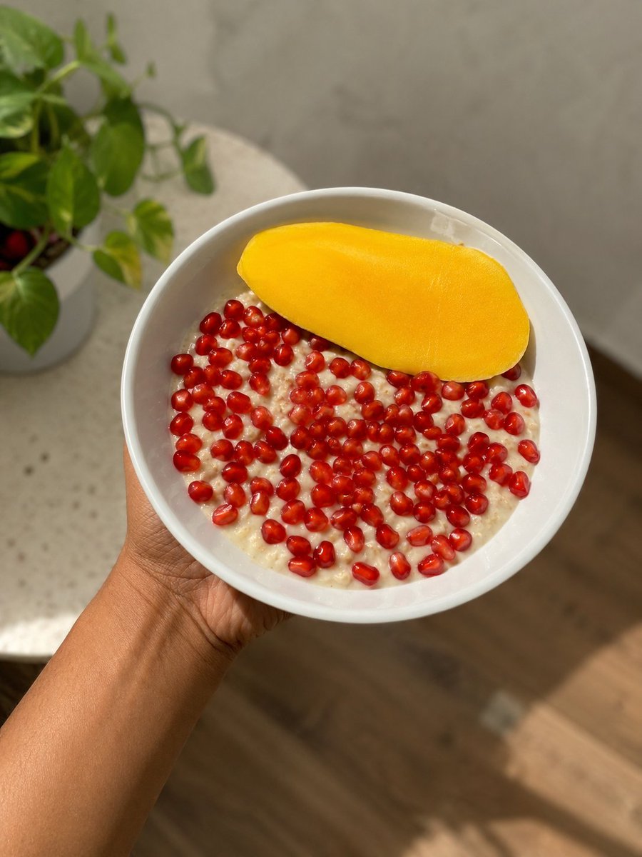 its_khalidhh's tweet photo. 🥭 Mango &amp; Pomegranate Oat Bowl 🌾❤️

Starting the day with a bowl full of goodness. 💪✨ This wholesome combination is naturally sweet, satisfying, and packed with nutrients to fuel your body.

#food #breakfast #goodmorning #nutrition #HealthyEats #HealthyHabits https://t.co/h6vRbikjcY