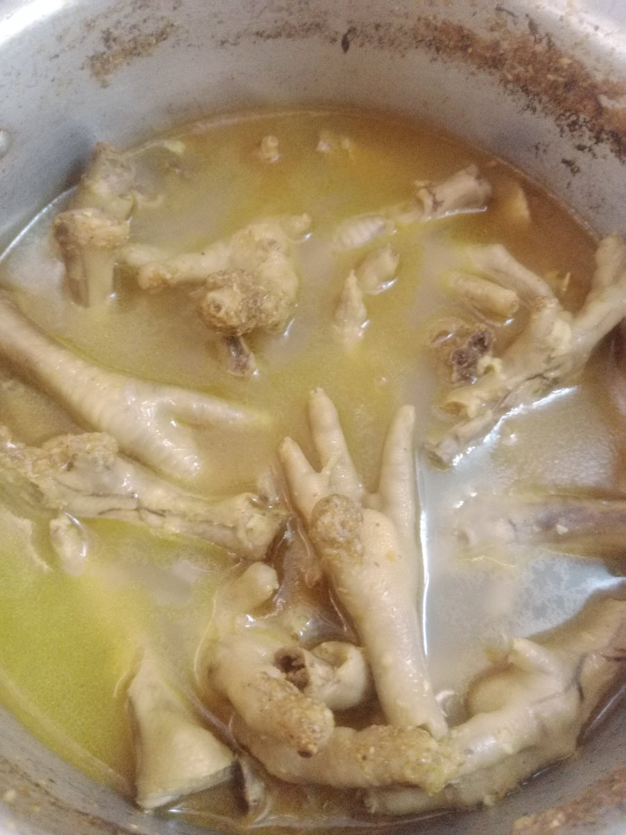 CKudisini's tweet photo. Katanya ceker ayam kaya kolagen? 

Ceker ayam itu makanan yang bikin orang terbagi jadi dua kubu.
Ada yang bilang enak banget, ada juga yang nggak mau nyentuh sama sekali. iya kannn😭 https://t.co/fw3OV2ikQw