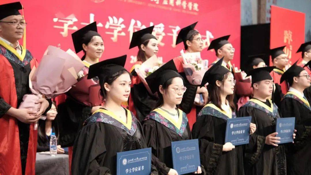 GlobalBundle's tweet photo. Graduation day vibes  Walked across the stage, hugged my besties, and grabbed the diploma that marks all late nights and hard work. Next stop: whatever’s next—ready for it!， https://t.co/zIemoX7Whf
