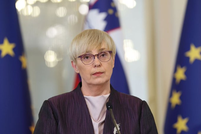 2021m2021's tweet photo. Stranka Resnica* prosim sprožite postopek ustavne obtožbe. 
Itak, ga bodo komsomolke na Ustavnem sodišču zavrnile, toda vsaj ne bo mislila, da nas lahko ima za popolne idiote. 
Drži se kot mila jera⤵️.  

*od drugih tega ni za pričakovati https://t.co/KjE5F3oIX7