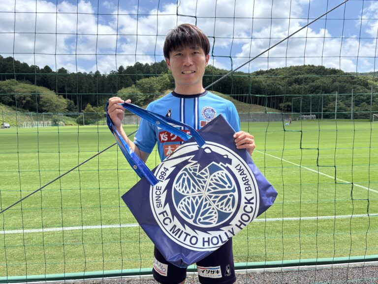 hollyhock_staff's tweet photo. ♻️街を彩った横断幕が、
世界にひとつだけのアイテムへ。

#0815G大阪戦 にて、役目を終えた横断幕（ターポリン幕）を活用したアップサイクル製品を数量限定で販売します✨

👜トートバッグ
🥪ランチバッグ
✏️ペンケース
デザインや使用箇所によって、一つひとつ異なる表情を持つ一点物✨
※購入は抽選制となります

🔻詳細はこちら🔻
https://t.co/25Nb9IhHwx
#水戸ホーリーホック