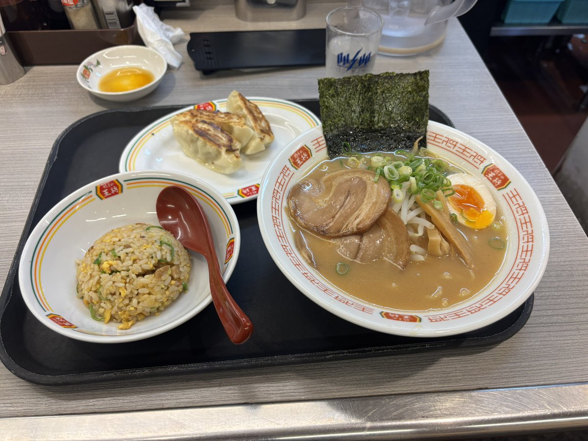 runent_runlife's tweet photo. 結局は
餃子の王将ラーメンセット笑
#Ohsho_campaign 
#餃子の王将
#餃子の王将ラーメンセット
#やっぱり美味い
#ラーメン https://t.co/qi6T52GpMa