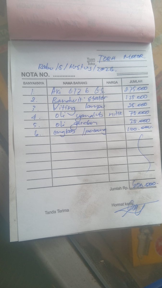 mireumins's tweet photo. Life is hard when kita tinggal jauh dari ortu.....  Like WHAT DO YOU MEAN gw blm seminggu kelar plk harus NGELUARIN UANG LAGI BUAT MOTOR😭😭 https://t.co/MesA5uYm2G