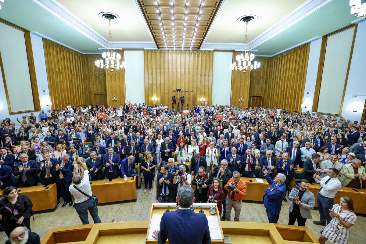 haticeselli's tweet photo. Tarihin doğru tarafında, tarihi bir toplantıdaydık.

YENİ Parti’mizin ilk TBMM grup toplantısında, YENİ Parti Genel Başkanımız Özgür Özel halkımıza hitap etti. 

Adalet, demokrasi ve ortak geleceğimiz için Yeni Nesil Siyaseti halkımızla öreceğiz.

Tarih ırmağının önünü açacak bir onurlu yolu hep birlikte yürüyeceğiz. 

Geleceği hep birlikte kuracak, hep birlikte kazanacağız!