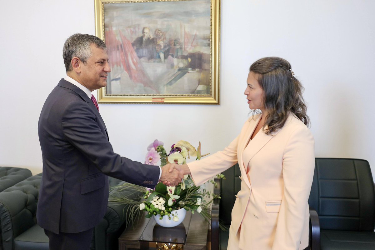 haticeselli's tweet photo. Tarihin doğru tarafında, tarihi bir toplantıdaydık.

YENİ Parti’mizin ilk TBMM grup toplantısında, YENİ Parti Genel Başkanımız Özgür Özel halkımıza hitap etti. 

Adalet, demokrasi ve ortak geleceğimiz için Yeni Nesil Siyaseti halkımızla öreceğiz.

Tarih ırmağının önünü açacak bir onurlu yolu hep birlikte yürüyeceğiz. 

Geleceği hep birlikte kuracak, hep birlikte kazanacağız!