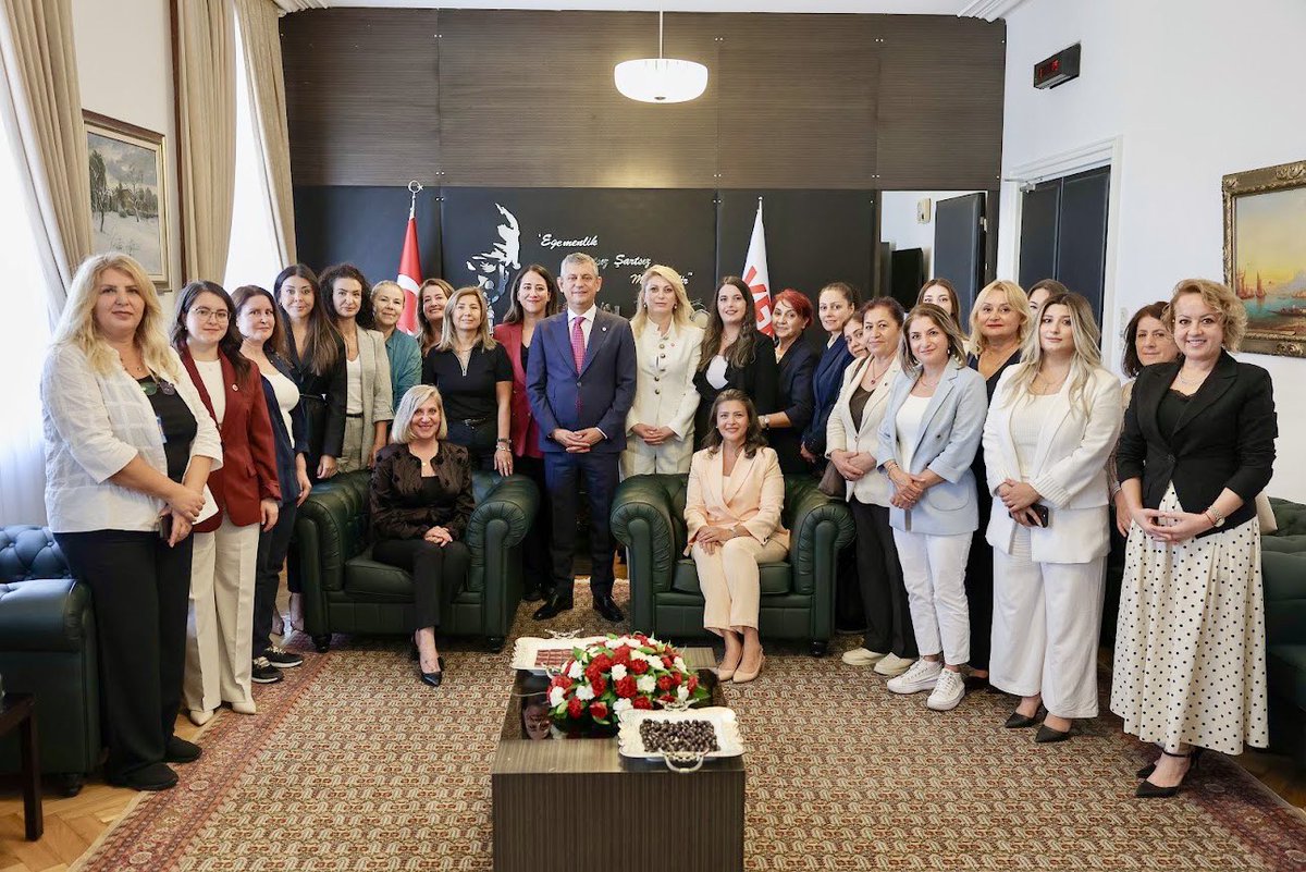 haticeselli's tweet photo. Tarihin doğru tarafında, tarihi bir toplantıdaydık.

YENİ Parti’mizin ilk TBMM grup toplantısında, YENİ Parti Genel Başkanımız Özgür Özel halkımıza hitap etti. 

Adalet, demokrasi ve ortak geleceğimiz için Yeni Nesil Siyaseti halkımızla öreceğiz.

Tarih ırmağının önünü açacak bir onurlu yolu hep birlikte yürüyeceğiz. 

Geleceği hep birlikte kuracak, hep birlikte kazanacağız!