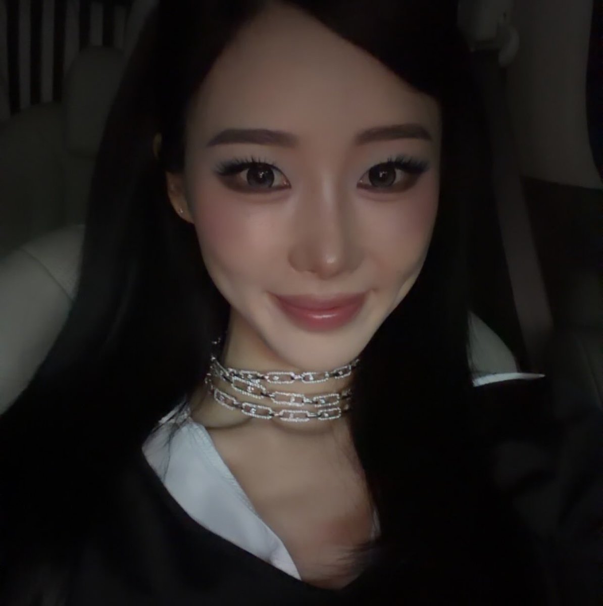 chaenglovesus's tweet photo. giselle’s car selfies >> https://t.co/aj6wxETw4y