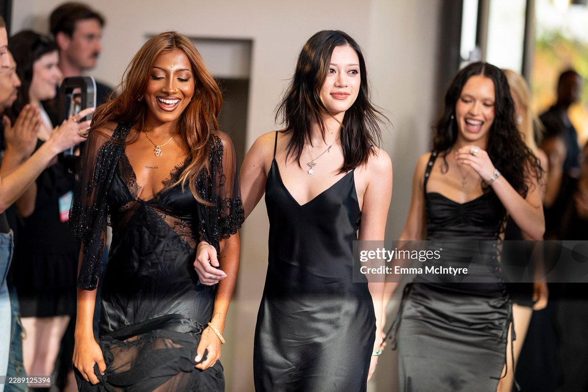 Eyekonduh's tweet photo. They look so happy 🥹 https://t.co/NNJ2ntCPAa