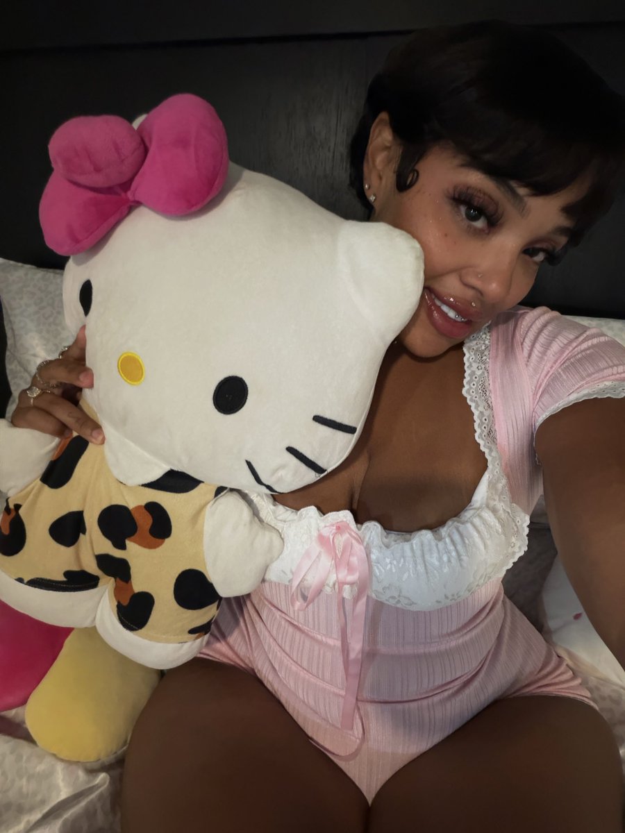 dubbiedadon's tweet photo. Pretty kitty https://t.co/QphceZzpAk