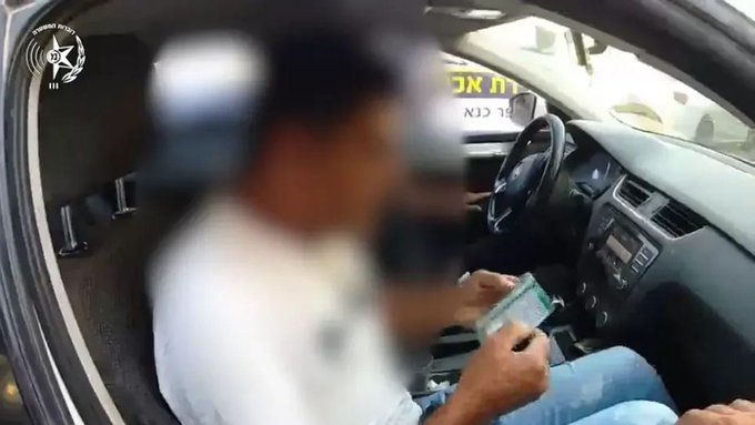 Itongadol's tweet photo. Un israelí y dos gazatíes fueron detenidos por la Policía luego de que el primero admitiera haberlos transportado ilegalmente desde Kafr Kanna para que trabajaran en Israel.
(Agencia AJN)
@israelpolice #Israel #Gaza #Hamás #HamásisISIS #Yihad #terrorismopalestino #Iran https://t.co/ceVsG0adL3