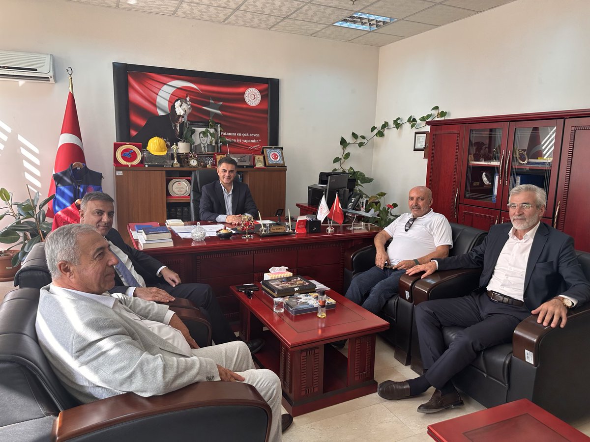Erolbaykara's tweet photo. Asya Fuarcılık Yönetim Kurulu Başkanı ve TÜMSİAD Van Şube Başkanı Sayın Süleyman Güler, Van sanayisinin duayen isimlerinden Sayın Necmettin Çok, Hakkarili iş insanımız Sayın Aydın Çiftçi ve Yüksekova Yüksekova Selahaddin Eyyubi Havalimanı Müdürümüz Sayın Rıza Üstün’ü İl Müdürlüğümüzde misafir ettik.

Bölgemizin sanayi potansiyeli ve illerimiz arasındaki ticari iş birliği imkanları üzerine verimli bir görüşme gerçekleştirdik. Nazik ziyaretleri için kendilerine teşekkür ediyorum.