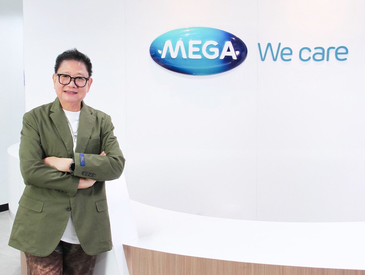 TrendLingTH's tweet photo. MEGA We care กับมุมมองตลาดอาหารเสริม เมื่อ “ความสวย” ยังเป็นประตูบานแรก แต่ความเข้าใจคือสิ่งที่ผู้บริโภคต้องมี

ทำไม MEGA We care จึงเลือก "หลิง–ออม" เป็น Brand Ambassador คู่แรกในรอบ 35 ปี

จาก "ความสวย" สู่ "ความเข้าใจ"

ท่ามกลางการเติบโตของตลาดอาหารเสริมในประเทศไทย ผู้บริโภคยุคใหม่ไม่ได้มองหาเพียง "ความสวย" แต่ให้ความสำคัญกับการดูแลสุขภาพในระยะยาวมากขึ้น อย่างไรก็ตาม ความสวยยังคงเป็นจุดเริ่มต้นสำคัญที่ทำให้ผู้บริโภคเปิดใจเลือกผลิตภัณฑ์ ก่อนจะต่อยอดไปสู่การดูแลสุขภาพอย่างยั่งยืน

MEGA We care มองเห็นการเปลี่ยนแปลงของพฤติกรรมผู้บริโภค จึงยังคงยึดมั่นในจุดแข็งด้านคุณภาพของผลิตภัณฑ์ที่มีหลักฐานทางวิทยาศาสตร์รองรับ (Evidence-based) พร้อมทั้งปรับวิธีการสื่อสารให้เข้าถึงผู้บริโภคยุคดิจิทัลมากยิ่งขึ้น

หนึ่งในก้าวสำคัญของแบรนด์คือการเปิดตัว "หลิง–ออม" ในฐานะ Brand Ambassador คู่แรกในรอบ 35 ปี ซึ่งถือเป็นการเปลี่ยนแปลงครั้งสำคัญของ MEGA We care จากเดิมที่สื่อสารผ่านข้อมูล งานวิจัย และข้อเท็จจริงเป็นหลัก สู่การใช้บุคคลที่ผู้บริโภครู้สึกผูกพันและไว้วางใจเป็นตัวกลางในการถ่ายทอดแนวคิดเรื่องการดูแลสุขภาพ

บทความยังชี้ให้เห็นว่า การเลือกหลิง–ออมไม่ได้เกิดขึ้นเพียงเพราะกระแสความนิยมของทั้งคู่ แต่เป็นการตัดสินใจที่สอดคล้องกับพฤติกรรมของผู้บริโภค โดยเฉพาะกลุ่มผู้หญิง ซึ่งเป็นผู้ตัดสินใจซื้อผลิตภัณฑ์อาหารเสริมถึง 91% ทั้งเพื่อตัวเองและสมาชิกในครอบครัว การมีแบรนด์แอมบาสเดอร์ที่สามารถสร้างความเชื่อมโยงกับกลุ่มเป้าหมาย จึงช่วยให้การสื่อสารของแบรนด์มีประสิทธิภาพมากยิ่งขึ้น

แม้จะนำคนดังเข้ามาเป็นส่วนหนึ่งของการสื่อสาร แต่ MEGA We care ยังคงยืนยันว่าหัวใจสำคัญของแบรนด์คือคุณภาพ ความปลอดภัย และข้อมูลที่ได้รับการพิสูจน์ทางวิทยาศาสตร์ โดยบทบาทของหลิง–ออมคือการช่วยให้ผู้บริโภคเปิดใจรับข้อมูล และเข้าใจว่าการเลือกผลิตภัณฑ์เสริมอาหารควรเริ่มต้นจากความต้องการของร่างกาย ไม่ใช่เพียงการทำตามกระแส

การจับมือกับหลิง–ออมในครั้งนี้ จึงไม่ได้เป็นเพียงการแต่งตั้งแบรนด์แอมบาสเดอร์ แต่สะท้อนถึงการปรับตัวของ MEGA We care ให้สอดรับกับยุคที่ผู้บริโภคต้องการทั้งความน่าเชื่อถือและการสื่อสารที่เข้าถึงง่าย พร้อมตอกย้ำแนวคิดว่า "ความสวยอาจเป็นจุดเริ่มต้นของการตัดสินใจ แต่ความเข้าใจคือสิ่งที่จะทำให้ผู้บริโภคดูแลสุขภาพได้อย่างยั่งยืน 

https://t.co/QZHrEV6t00

 CR. BrandAge Online
บทความโดย : S.Kawintip l ส.ค. 04, 2569
 
 #MegaWeCareLingOrm #LingOrm
#LinglingKwong #หลิงหลิงคอง
@linglingsirilak @MEGAWeCare