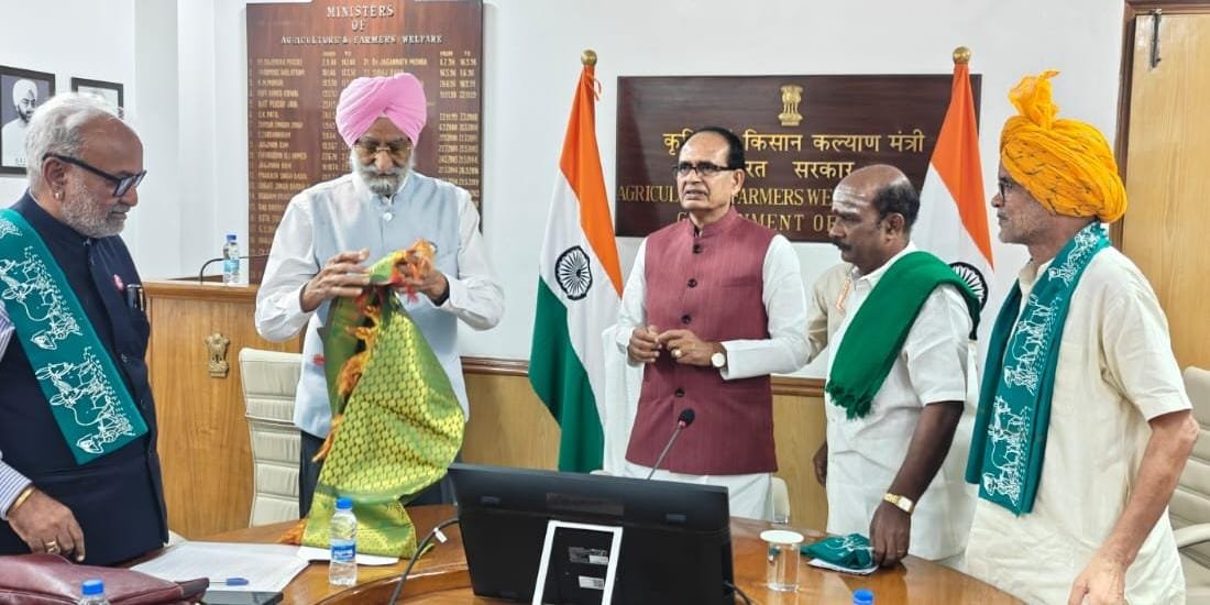 BSMANN_BKU's tweet photo. Had a fruitful meeting with @ChouhanShivraj Hon'ble Agri Minister with delegation of AIKCC and BKU. Discussed various issues. Gave Memorandum on Ethanol, MSP, Modern Seeds, Loan restructuring of Punjab and haryana farmers, formation of National level Agriculture Policy https://t.co/QKe7pxWxDf