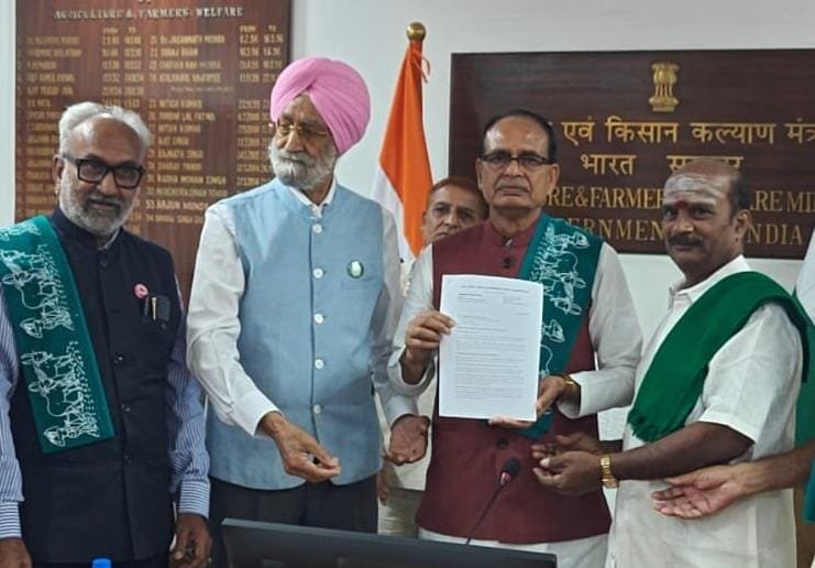 BSMANN_BKU's tweet photo. Had a fruitful meeting with @ChouhanShivraj Hon'ble Agri Minister with delegation of AIKCC and BKU. Discussed various issues. Gave Memorandum on Ethanol, MSP, Modern Seeds, Loan restructuring of Punjab and haryana farmers, formation of National level Agriculture Policy https://t.co/QKe7pxWxDf