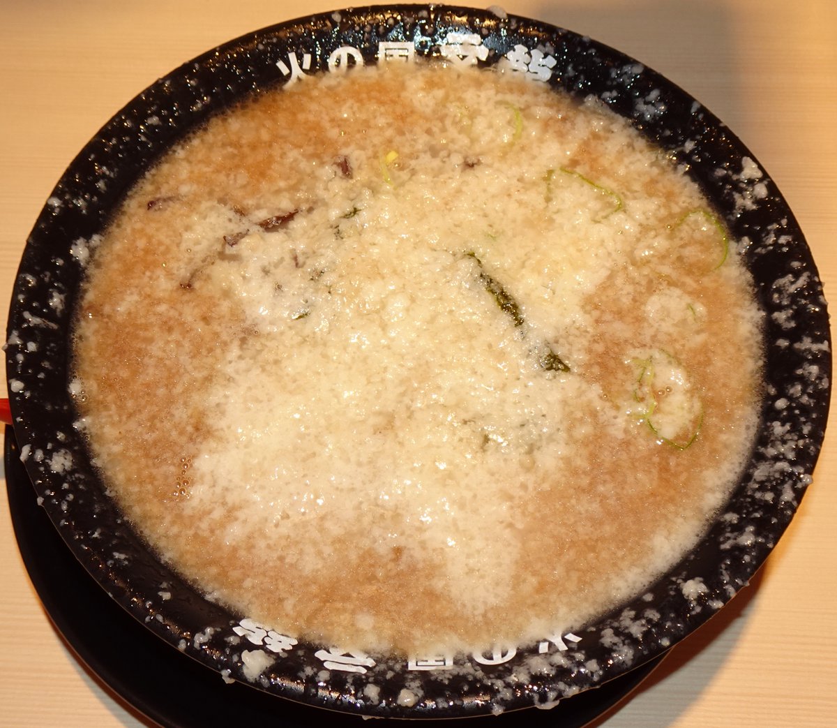 uradeka1's tweet photo. 今日のランチは「火の国文龍 天神赤坂店」で「こってり背脂入りラーメン」(1150円)。
写真では背脂しか見えませんが、チャーシュー、ねぎ、きくらげ、のりもしっかり入っています。
どろどろ系の濃厚豚骨スープに背脂がたっぷり加わり、想像以上の濃厚さ。
熟男にはかなりヘビーで完飲できず… https://t.co/3qiFicfRST