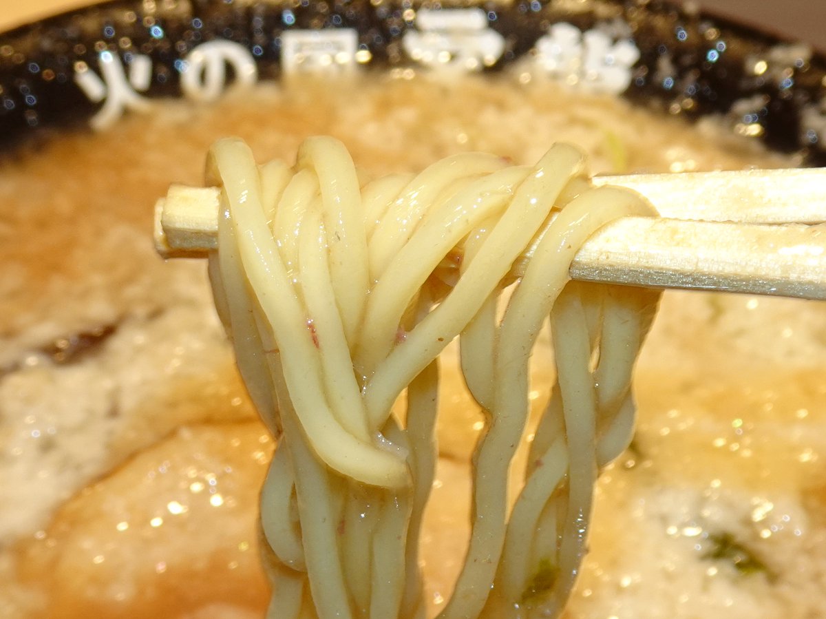 uradeka1's tweet photo. 今日のランチは「火の国文龍 天神赤坂店」で「こってり背脂入りラーメン」(1150円)。
写真では背脂しか見えませんが、チャーシュー、ねぎ、きくらげ、のりもしっかり入っています。
どろどろ系の濃厚豚骨スープに背脂がたっぷり加わり、想像以上の濃厚さ。
熟男にはかなりヘビーで完飲できず… https://t.co/3qiFicfRST