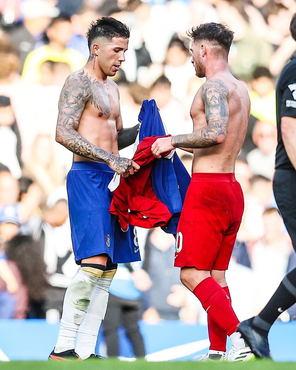simplem122's tweet photo. The two players have removed their shirts and are swapping jerseys as a sign of mutual respect and sportsmanship https://t.co/DiOKITPrPV