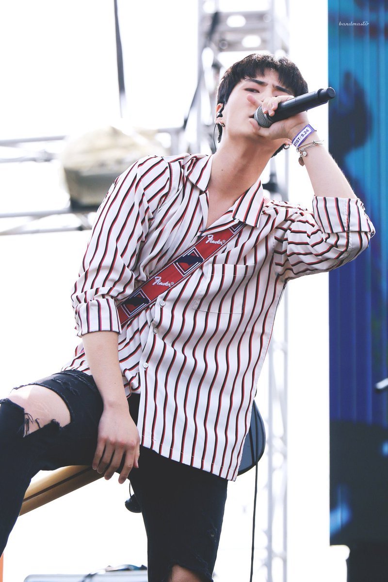 apeachnuna's tweet photo. Cerita dibalik Youngk punya stretch mark di paha 

jaman SD dia gembul trus growth spurt dan jadi tumbuh ke atas dg pesat

🦊 I grew wider like this... n then suddenly whooshh my height rise up, I think that's what happened to me
🦊 that happened a few times n when 6th grade I was already almost 170 cm tall
🦊 my growth really went up n down like that
🦊 that's why I have stretch marks here