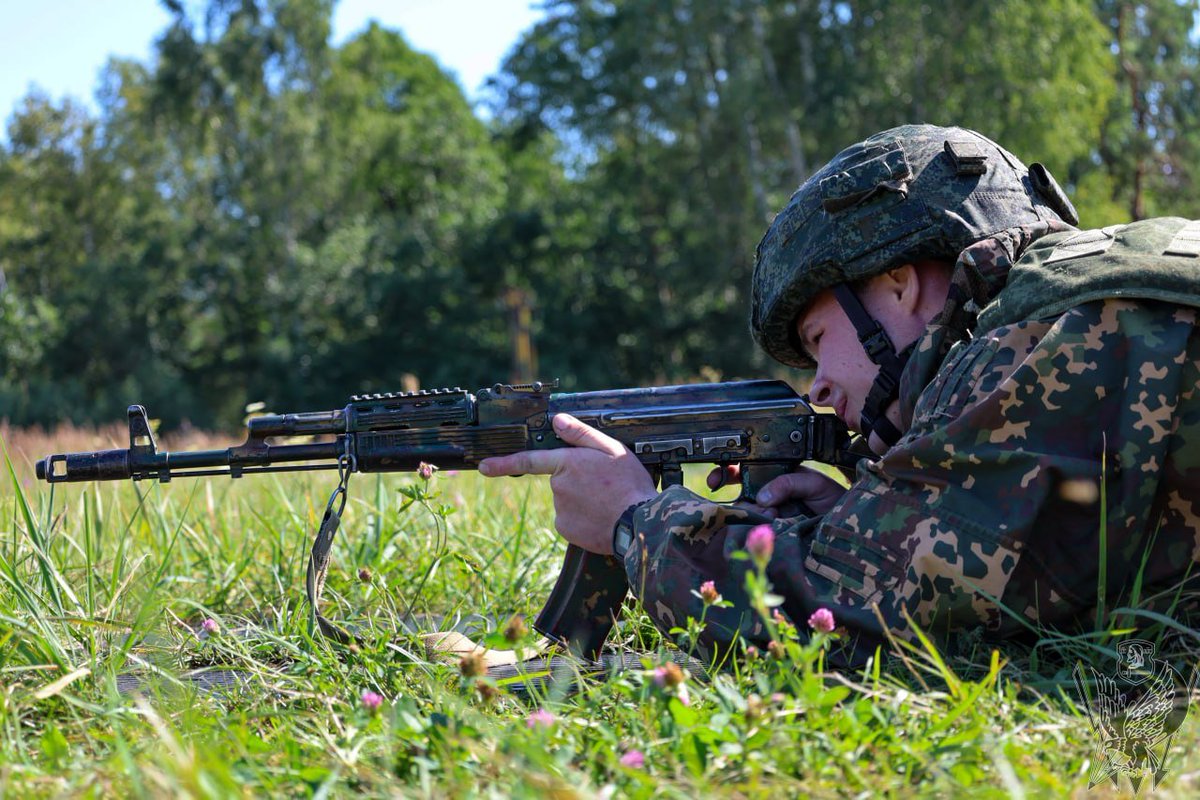 TheGreyPatriot_'s tweet photo. 🇧🇾🇷🇺 Today's training of troops from 103rd Vitebsk Separate Guards Airborne Brigade in Brest Oblast.
#Russia #Belarus #Belarusian #Today #Military #Army #VDV #Paratroopers #Airborne #Tactical #Training #Sniper #AK74 #SVD #PKM #EMR https://t.co/bzARPwHjcR