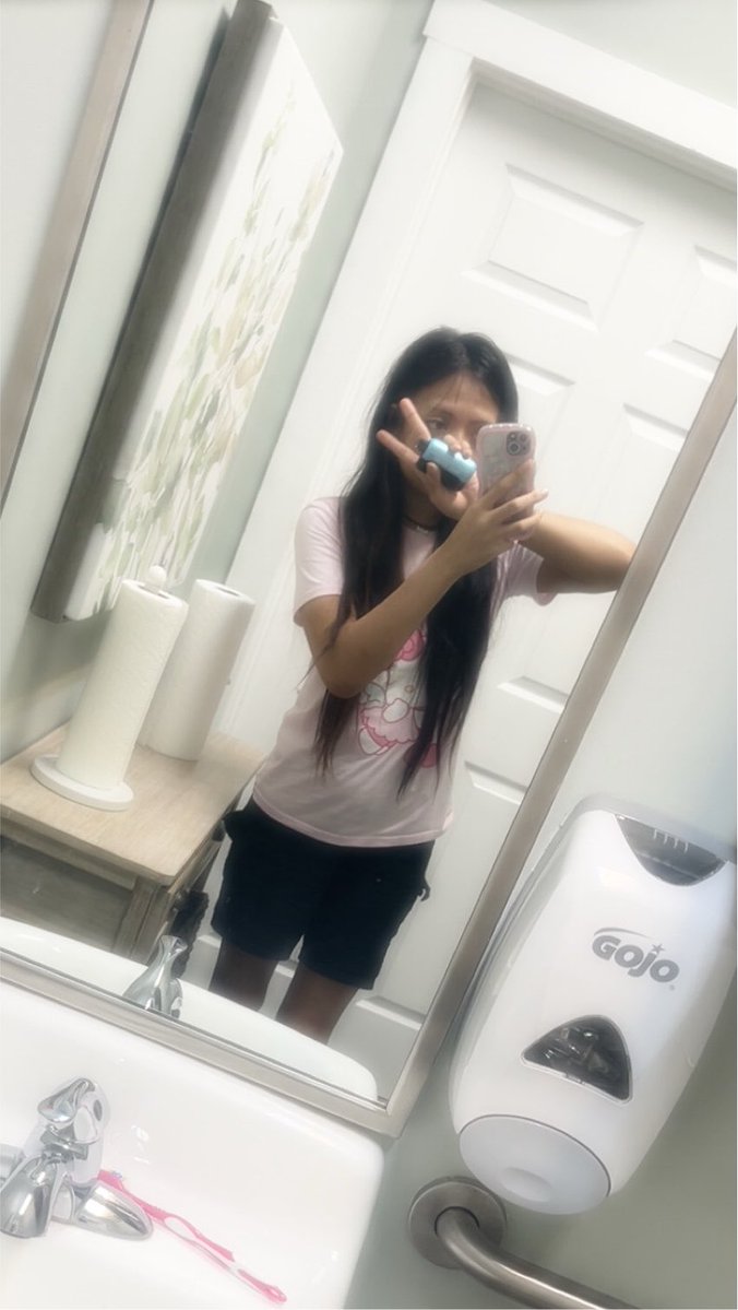 underweightcat's tweet photo. i lose this hello kitty shirt >:c https://t.co/oV2HRqfnWe