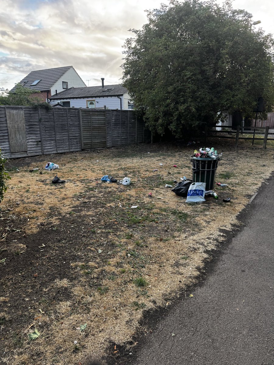 finalbigandbald's tweet photo. @Cherwellcouncil suggest you knock on a few doors 🚪 to stop this fly tipping https://t.co/7CUWBoWNpi