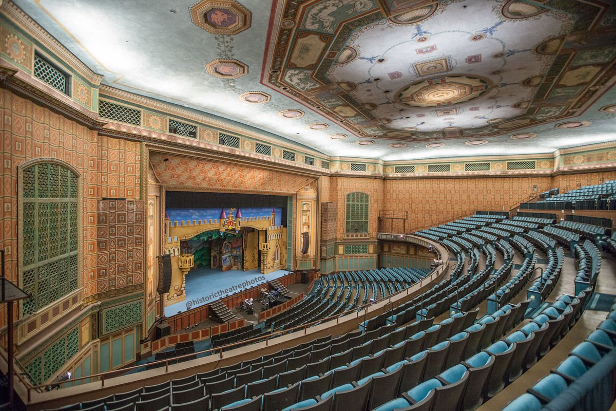 mamaot02's tweet photo. แต่ตลาด US ครั้งแรกของน้องเพ้บไป Pasadena Civic Auditorium ถือว่าโอเคเลยนะ ความจุ 2-3 พันที่นั่ง เป็นจุด Stop ของวงเคป้อปมาหลายวงแล้วด้วย

Stray kids, Red velvet, Wendy, ONEUS, The boyz ก็เคยมาเล่นที่นี่ ป้าว่าใช้ได้เรย 😖😖 https://t.co/eMF1Cm30qm