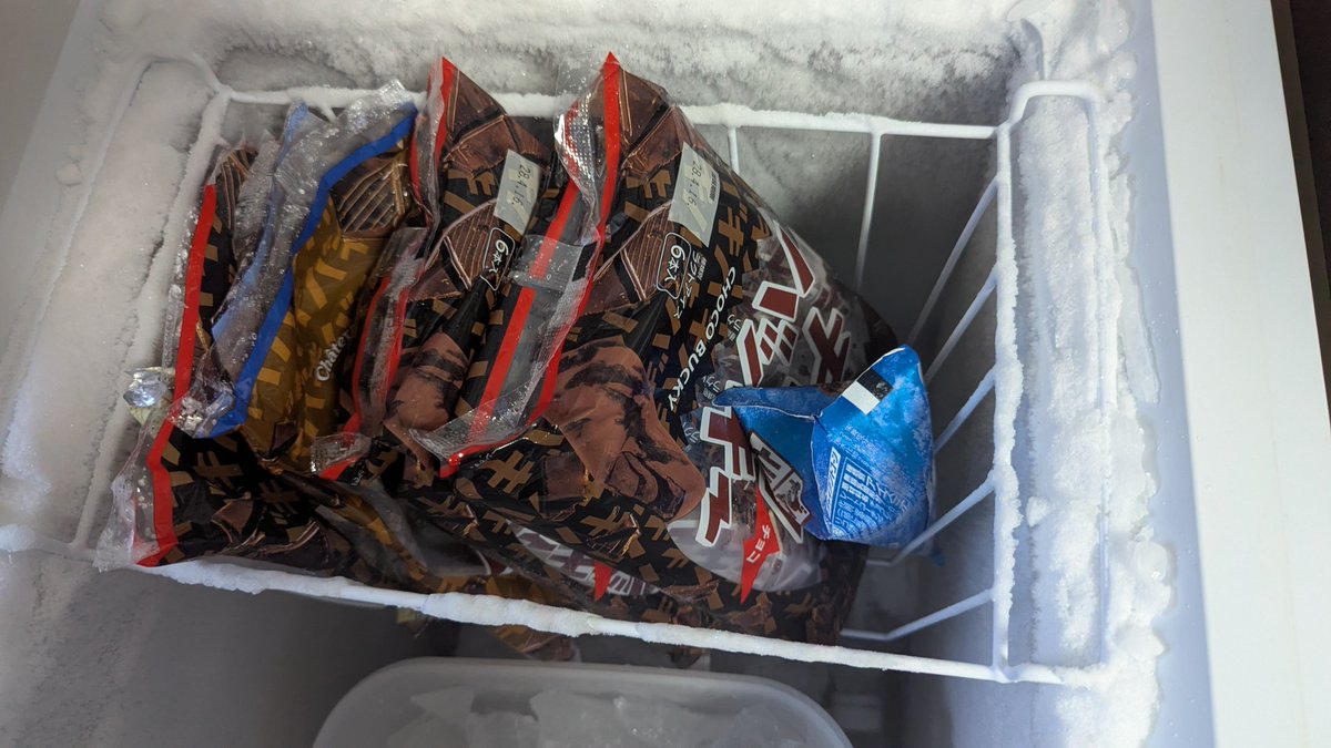 _mozu__2's tweet photo. チョコバッキーゲット！
スーパーには２種類しかなかったけど近くにお店もあったので今度他のもチェックしてきます🙌
（霜ができるの早い… https://t.co/mbGrbK5wHx