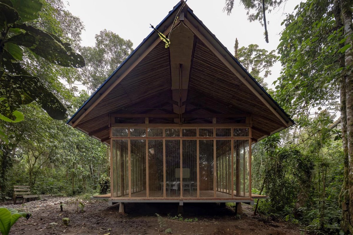 arquitect_viva's tweet photo. Pabellón de Investigación WildSumaco. Ecuador 
Caá Porá Arquitectura
https://t.co/04fJb4oHlT
La Estación Biológica se ubica al pie del volcán Sumaco. Más que un edificio para la ciencia, se planteó como un espacio que fortalece la relación entre investigadores y el bosque, dando inicio a un futuro campus dedicado a la investigación y la formación de biólogos y guardaparques.
La construcción se desarrolló como un proceso colaborativo en el que participaron comuneros, biólogos y arquitectos, integrando conocimientos locales, estrategias ambientales y soluciones constructivas.