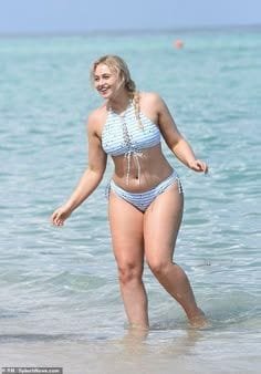Miley__MY's tweet photo. She 40 Far from aging, she gets Younger every year and is way too Op lol ❤️‍🔥 https://t.co/VKTcMDDuQL