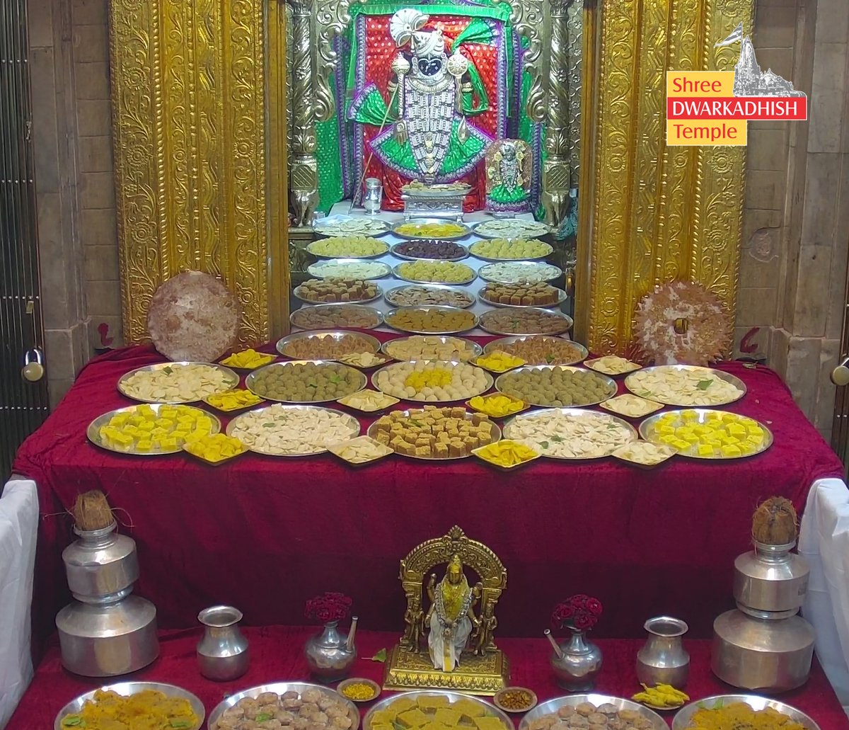 DwarkaOfficial's tweet photo. राजाधिराज द्वारकाधीश जी के श्रृंगार आरती एवं कुंडला भोग  दर्शन🙏🏻
श्री द्वारकाधीश मंदिर द्वारका,गुजरात
दिनांक :- 05/08/2026 बुधवार

#Dwarka #shringararti #kundlaa_bhog
#ShridwarikadhishmandirOfficial https://t.co/18QrOSJ7fR