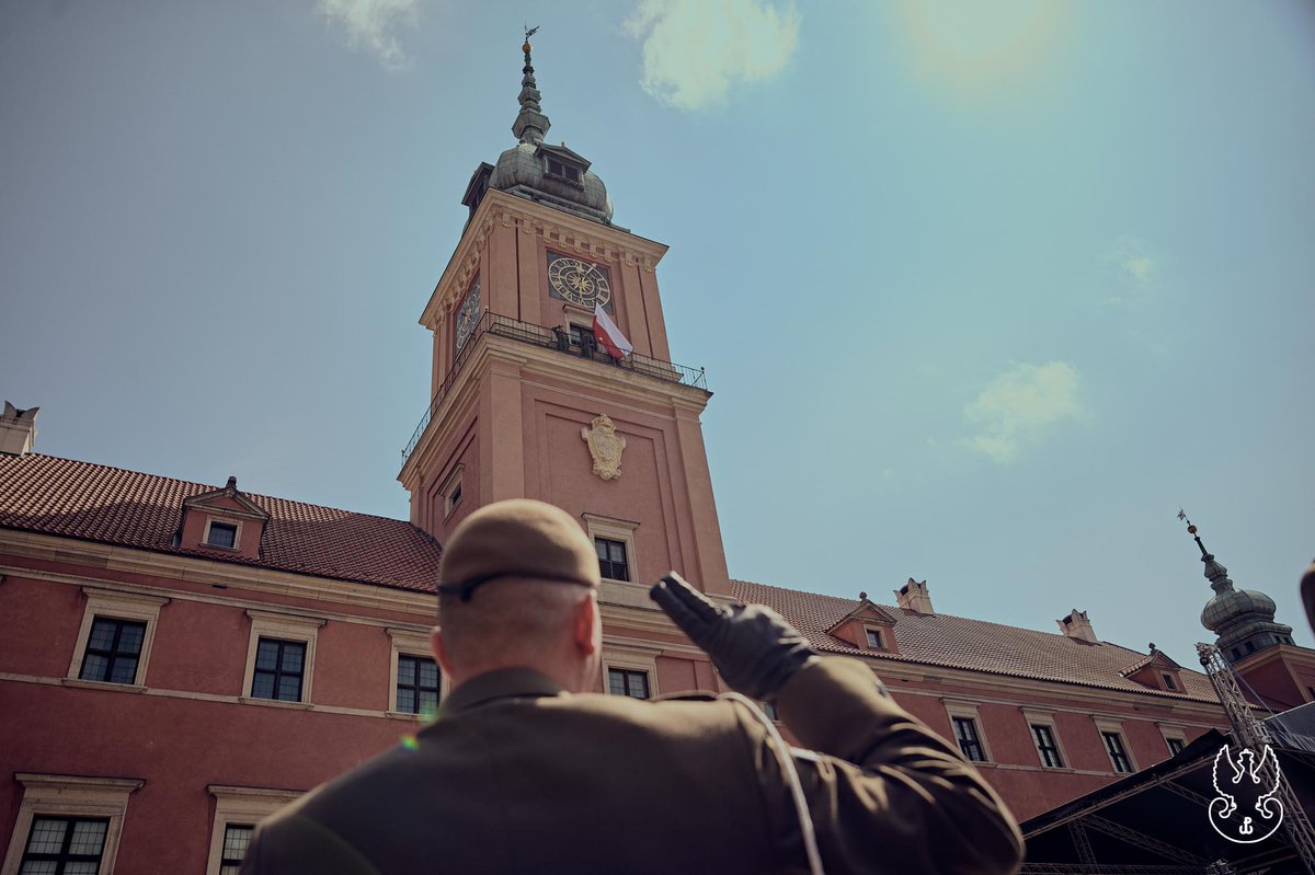 terytorialsi's tweet photo. 🛡️ Tarcza stolicy obchodzi swoje święto! 🇵🇱

5 sierpnia – w rocznicę wyzwolenia obozu „Gęsiówka” przez żołnierzy Batalionu „Zośka” – swoje święto obchodzi 18 Stołeczna Brygada Obrony Terytorialnej im. gen. bryg. Antoniego Chruściela ps. „Monter”.

Minione miesiące najlepiej pokazują, że dziedzictwo Armii Krajowej oznacza dla stołecznych Terytorialsów nie tylko pamięć, ale przede wszystkim odpowiedzialność i gotowość do działania.

🔥 Gdy pożar lasu w Międzylesiu objął ponad 300 hektarów i zagroził mieszkańcom powiatu wołomińskiego, żołnierze 18 SBOT zostali skierowani do wsparcia strażaków i pozostałych służb. W ramach Wojskowego Zgrupowania Zadaniowego „Międzyleś” pomagali w dogaszaniu pogorzeliska, zabezpieczaniu terenu i monitorowaniu sytuacji. To właśnie w takich chwilach najlepiej widać, co znaczą słowa „Zawsze gotowi, Zawsze Blisko”.

🇵🇱 Tegoroczne święto ma również wyjątkowy wymiar. 3 sierpnia na Placu Zamkowym w Warszawie @prezydentpl, Zwierzchnik Sił Zbrojnych Karol Nawrocki wręczył brygadzie sztandar wojskowy. Z rąk Prezydenta odebrał go dowódca 18 SBOT płk Mirosław Tołodziecki.

Znak Polski Walczącej, herb Warszawy, wizerunek Matki Bożej Łaskawej oraz odznaka pamiątkowa brygady umieszczone na sztandarze łączą historię stolicy ze współczesną służbą jej obrońców. To symbol honoru i tradycji, ale także zobowiązanie na kolejne lata.

⚔️ Stołeczna brygada nie może szkolić się schematycznie. Jako jednostka przeznaczona do obrony i ochrony Warszawy rozwija unikalne zdolności w zakresie walki w terenie zurbanizowanym oraz ratownictwa miejskiego. Żołnierze doskonalą czarną taktykę, rozpoznanie z wykorzystaniem bezzałogowych statków powietrznych, łączność, medycynę pola walki i współdziałanie ze służbami. Szkolą się na poligonach w Ustce, Orzyszu i Żaganiu, ale również w przestrzeni samej stolicy – https://t.co/jWdi9HheIv. podczas zajęć z ratownictwa wodnego realizowanych wspólnie z Policją Rzeczną.

Brygada prowadziła także cztery szkolenia podstawowe oraz przygotowywała do reagowania na zagrożenia mieszkańców i instytucje. W ramach programu „wGotowości” jej instruktorzy przeszkolili 2067 osób reprezentujących 454 podmioty – od administracji i placówek oświatowych po przedsiębiorstwa oraz operatorów infrastruktury krytycznej.

Żołnierzom 18 Stołecznej Brygady Obrony Terytorialnej dziękujemy za codzienną służbę, rozwijanie nowych zdolności i gotowość do niesienia pomocy mieszkańcom.

Pod własnym sztandarem, wierni tradycji i przygotowani na współczesne wyzwania. Wszystkiego najlepszego, Stołeczna Osiemnastko! 🇵🇱

@MON_GOV_PL @warszawa #18SBOT #WOT #ŚwiętoBrygady