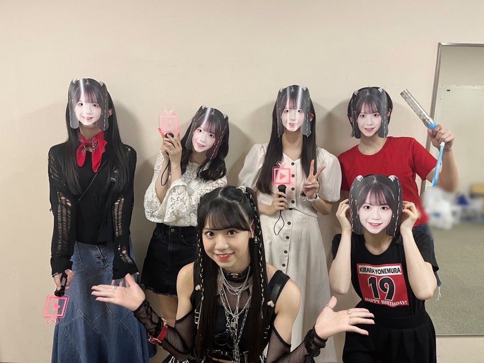 bozu_108's tweet photo. ファンサービスに癖のあるアーティストは？選手権

最優秀賞
OCHA NORMA
@ocha_norma

客席をバックにファンとTikTokを撮りたいけど顔出ししたくない人もいると考えて配慮した結果、来場者全員に目ん玉がくり抜かれた本人の顔面のお面が配られた米村姫良々ちゃんのバースデーイベント https://t.co/aSBKba4l8y
