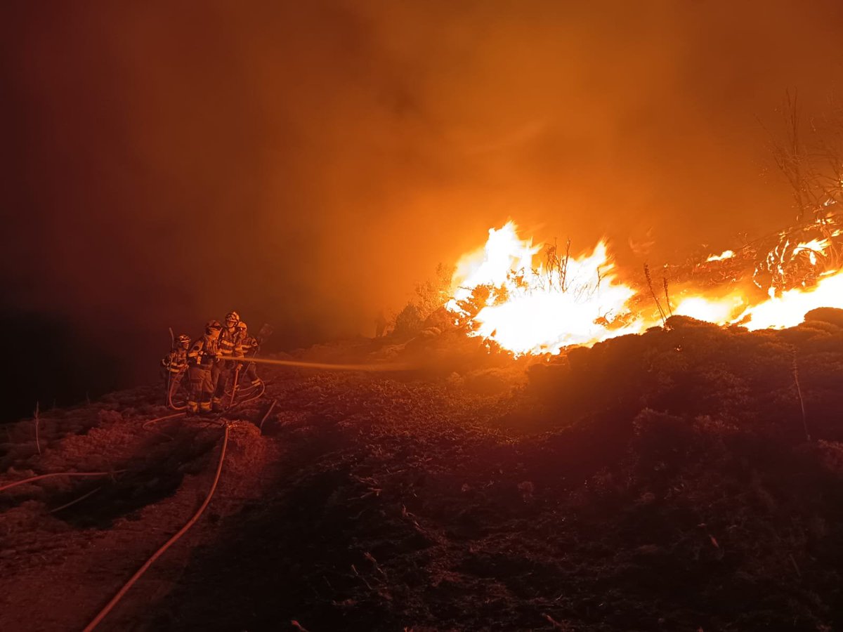 almonteperdido's tweet photo. Toda la noche, bomberos forestales de Infoar @IIFFAragon trabando en Sierra Ferrera - La Cabezonada - La Fueva (Huesca), con línea de defensa y linea de agua para frenar el avannce del incendio.
Seguimos...
#bomberosforestales
#infoar https://t.co/ugsXdXtSfG