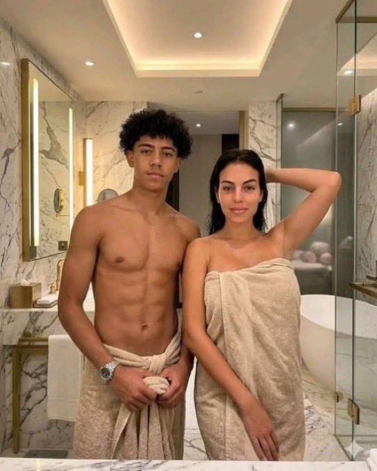 Afctells's tweet photo. Georgina Rodríguez Ronaldo’s girlfriend dating history.

2015 - 🇪🇸 Javier Hernández Pineiro
2016 -  🇺🇸 king nasir 
2017 - 🇵🇹 Cristiano Ronaldo 
2018 - 🇵🇹 Cristiano Ronaldo 
2019 - 🇵🇹 Cristiano Ronald…. love https://t.co/sfvhZV2Nm6
