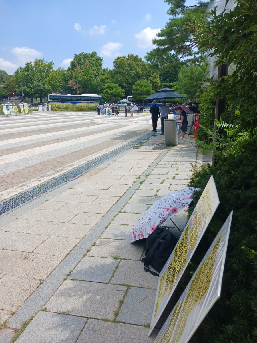 NdauKr's tweet photo. 2026-08-05 청와대 앞 1인시위 진행했습니다. #단순대기 는 노동자에게 근무시간이다. 장애인활동지원사 단순대기 #부정수급 유형에서 삭제하라! https://t.co/xhe1fFRfQi