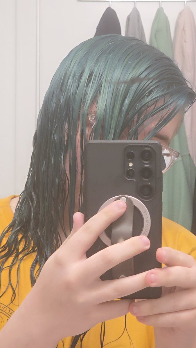 lilycvbed's tweet photo. doesnt show up on camera very well rn I fear but I swear its like a cool dark cyan/blue color but more green :> i will get better pics eventually https://t.co/yZHljG364Q