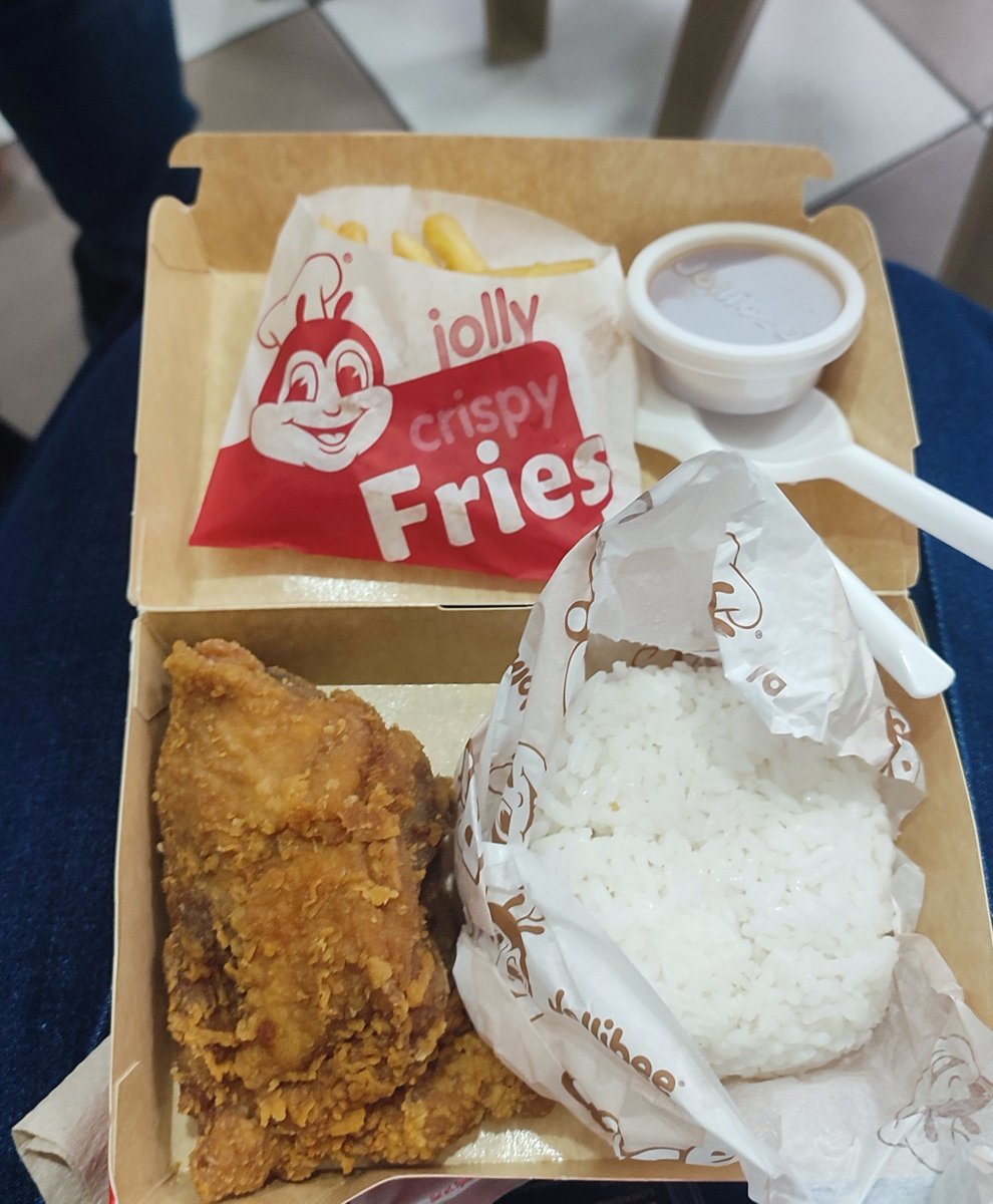 yzeully's tweet photo. @qwibill jollibeeee for $3 thank you so much @qwibill hope u had  a good day! https://t.co/V0Iqk7lw16