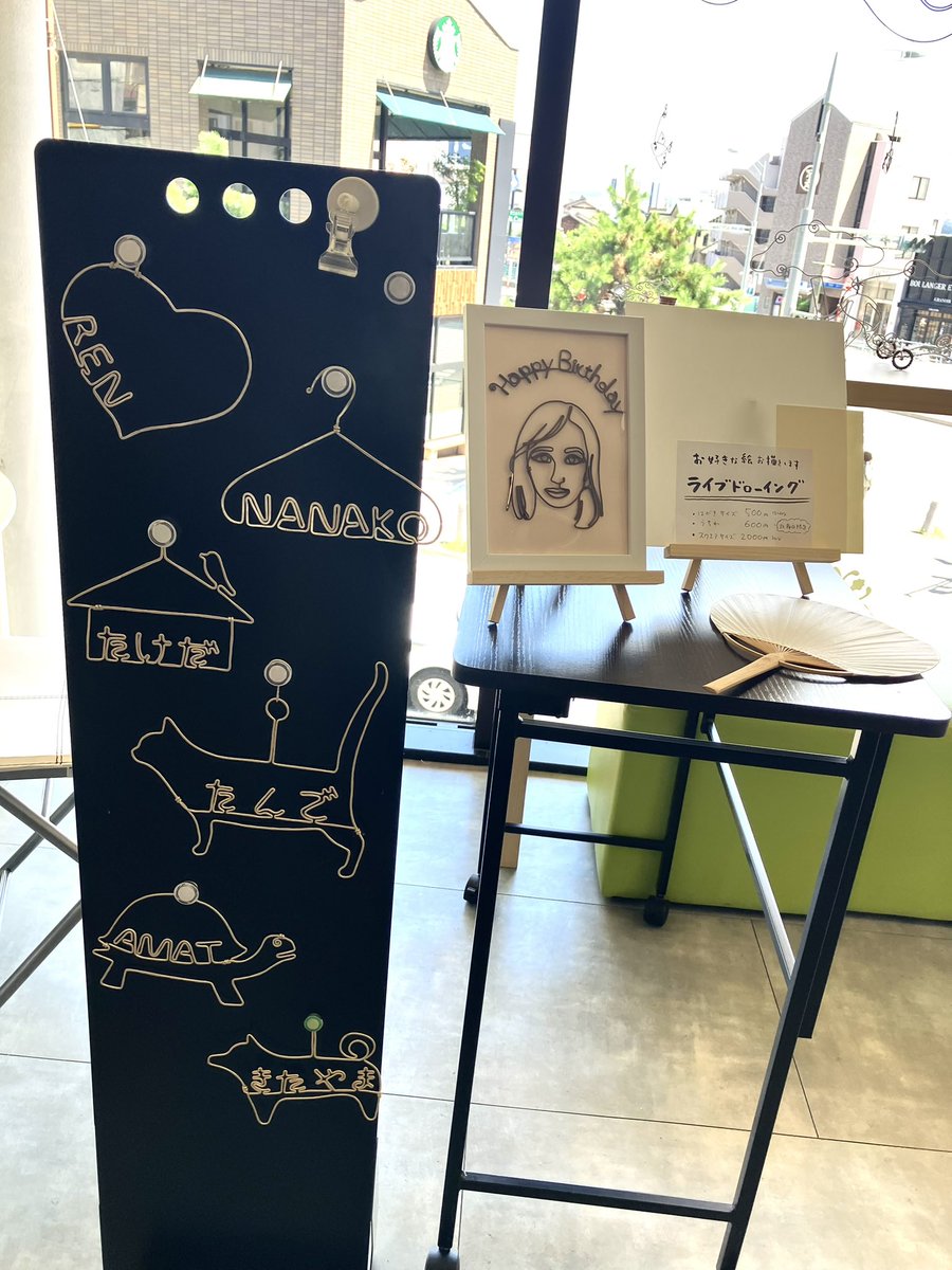 hijitom's tweet photo. 今日からはじまりました
「足のむくまま気のむくまま　夫婦２人展、ふたたび」　
本日17時まで、夫と在廊しています
ぜひ、遊びに来てください✨ https://t.co/qexxpSJngi