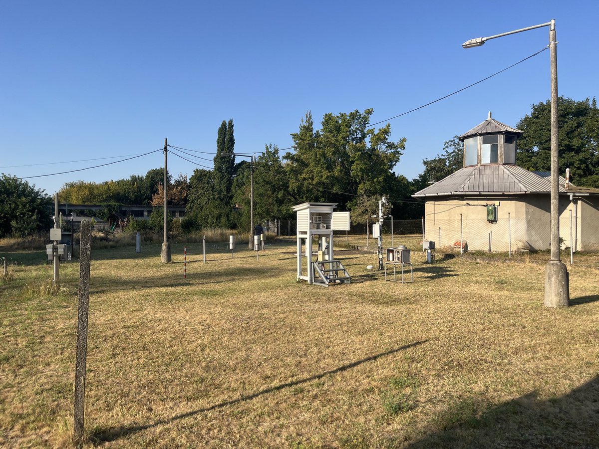 webekacko's tweet photo. Vcelku zaujímavé je, ako úplne bezproblémovo sa v Hurbanove aj tentokrát, napriek veľmi suchému vzduchu, presadzujú tropické noci. Dnes 5.VIII.2026 to bola už šiesta v rade, čo je vyrovnaný extrém observatória z prelomu tohtoročného júna a júla. https://t.co/eWrNu4GaAy