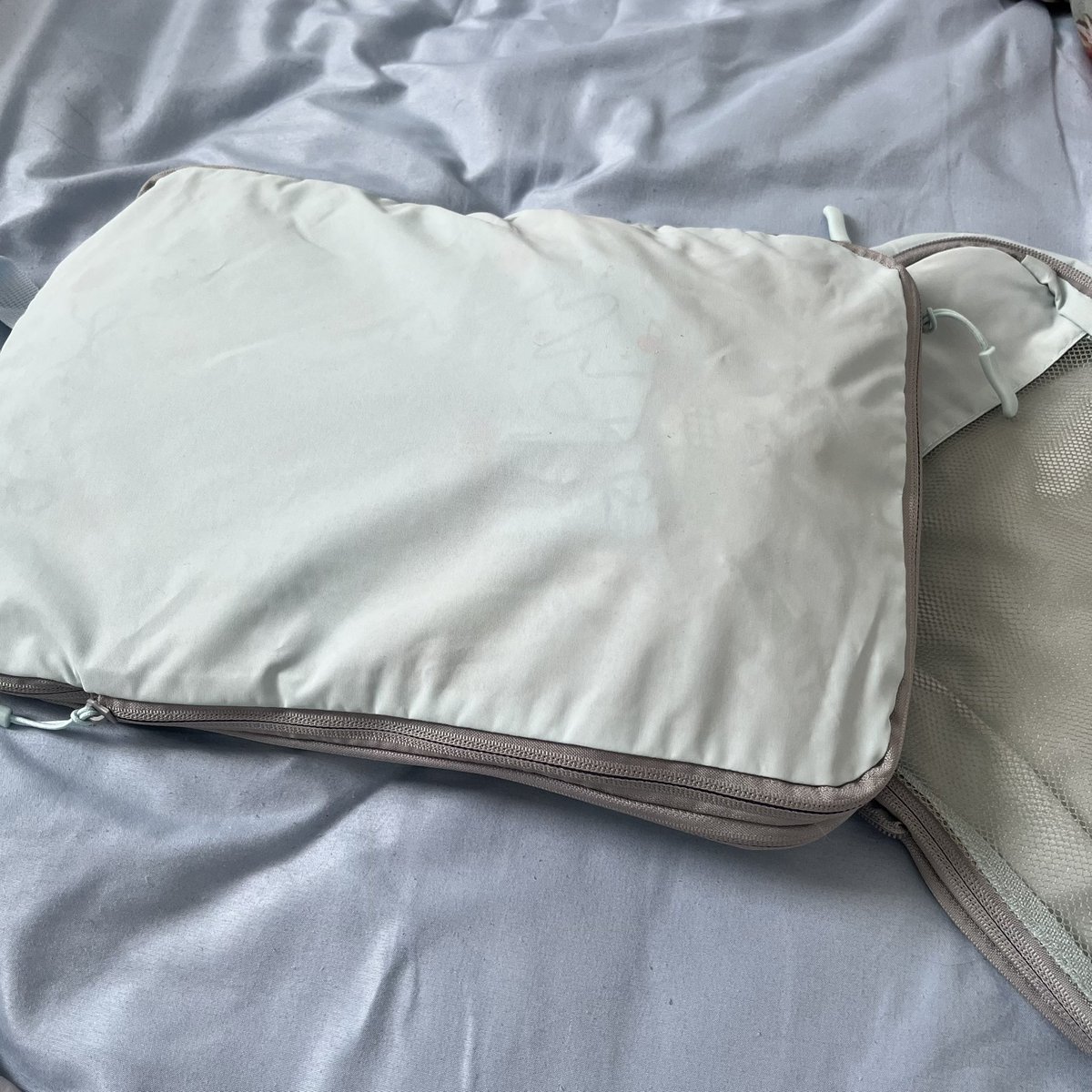 kikipaloa's tweet photo. 🧳 life hack เวลาไปเที่ยวละของเยอะ กระเป๋าผ้าอันนี้คือช่วยชีวิตมาก ยัดเสื้อแล้วรูด = บีบอัด จากแน่นๆ กลายเป็นเหลือที่ใส่ของเพิ่มอีก 🥹 แยกเป็นช่องๆ หยิบง่าย ไม่ต้องรื้อทั้งกระเป๋า ใครสายแบกของเยอะแนะนำ 2 ใบแค่ 87 บาท❗️ https://t.co/NGBUn930Qe