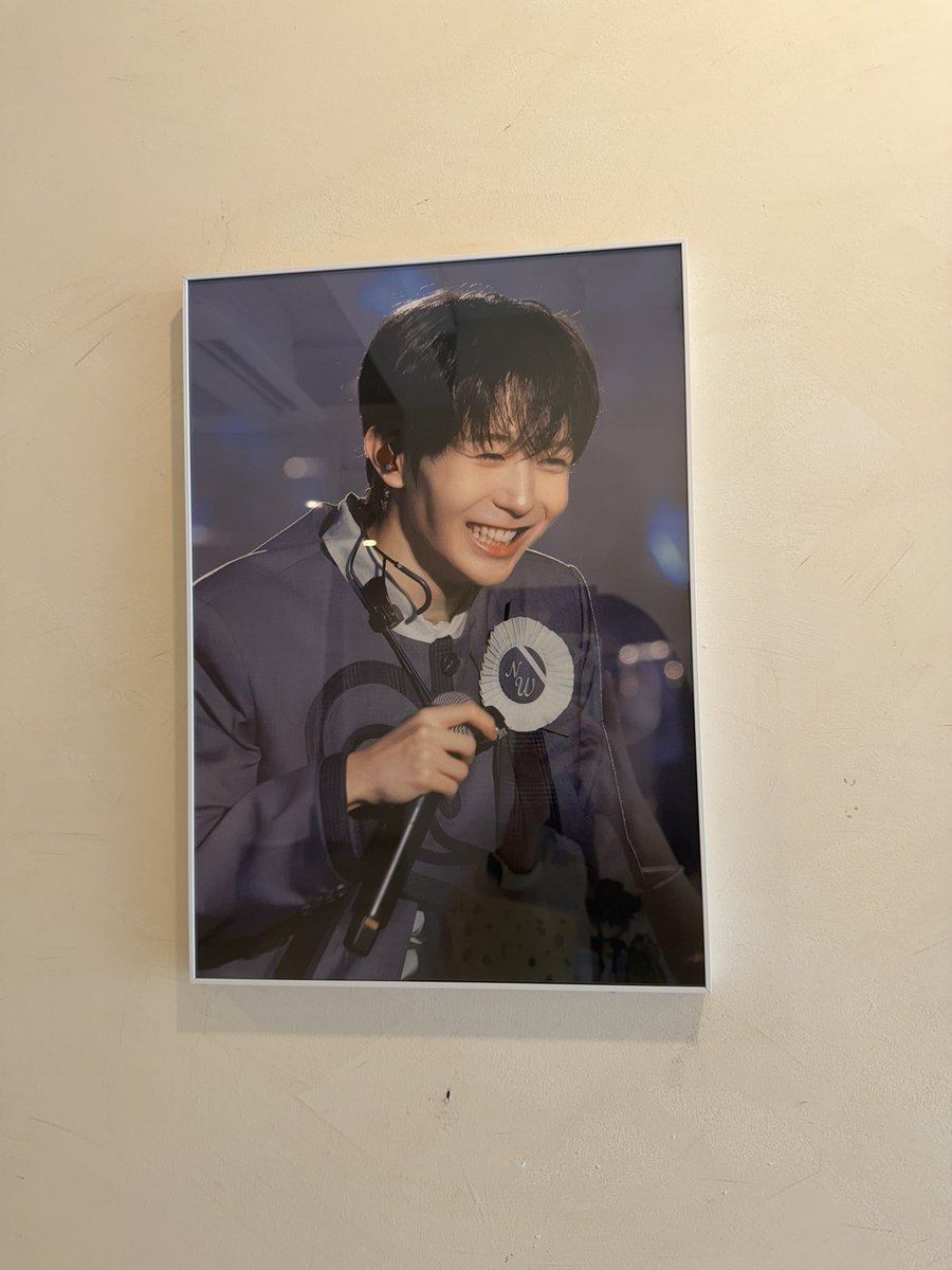 yop0915's tweet photo. 평소에 너무 좋아하는 홈마분이셔서 여긴 꼭 가야겠다 싶었어요! 역시나 전시 되어있는 사진들 너무 아름답고, 럭드도 똥료를 뽑을 수 있어서 넘 조았어요 !! 포스터도 마음대로 가져가도 된다고 하셔서 예쁜이들 갖고 집에 전시해놨습니다!감사해요
#료의_챕터19
#RYO_CHAPTER19
#BetweenCuteAndCool https://t.co/swQoztaJiJ